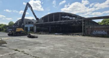 Déconstruction du grand hangar de maintenance en cours !